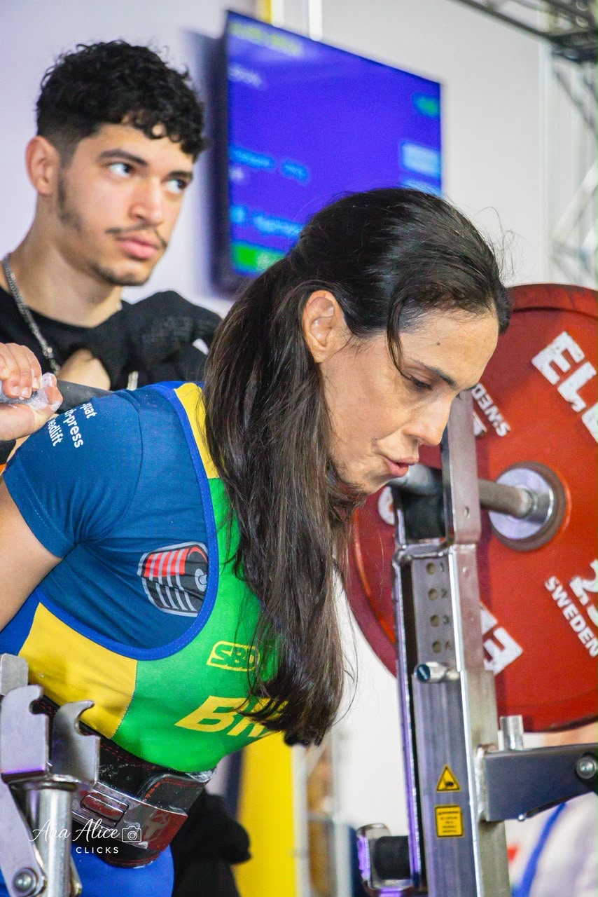 Érica Duque concentrada no agachamento durante competição