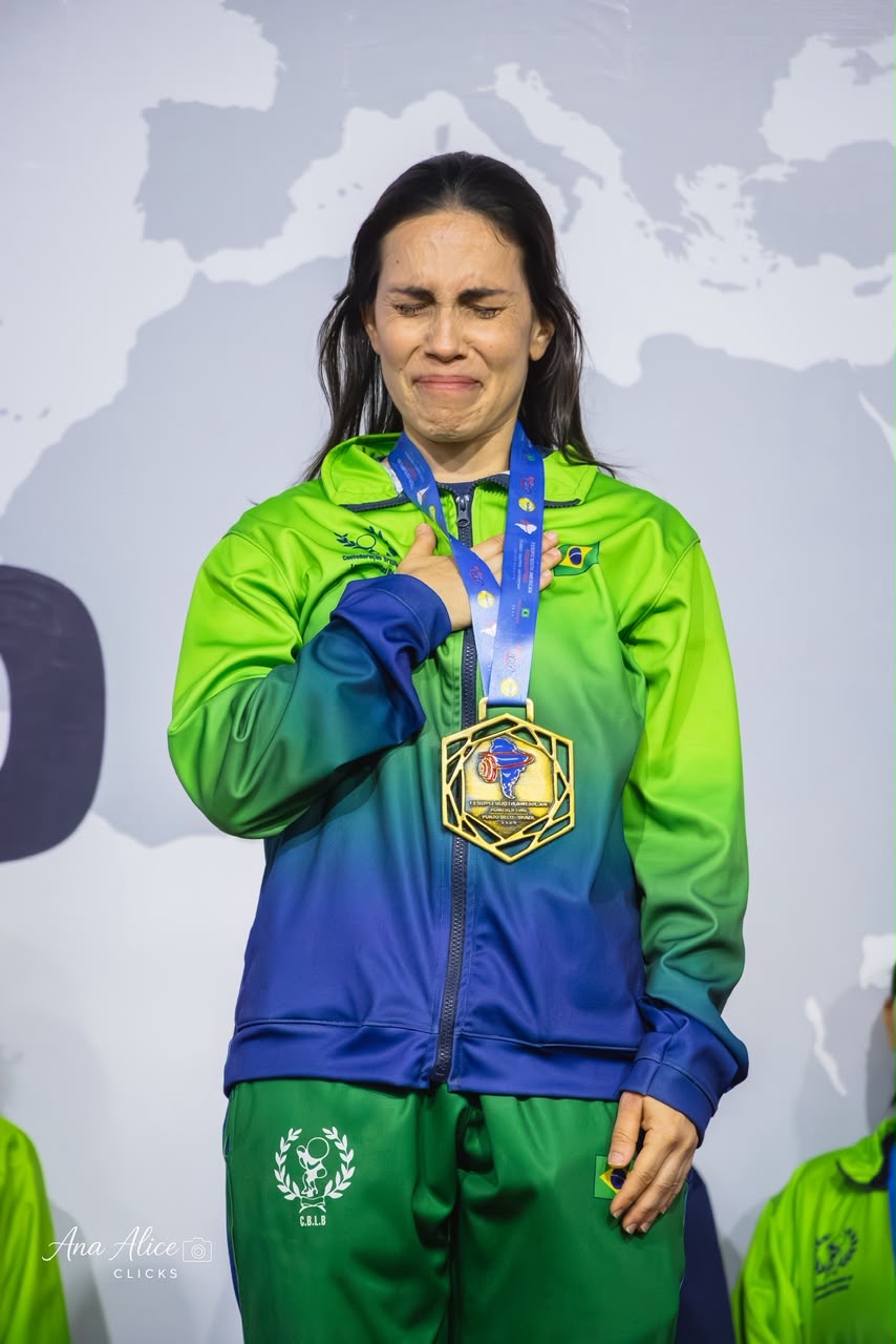 Érica Duque no pódio do Sul-Americano de powerlifting, com a medalha no peito